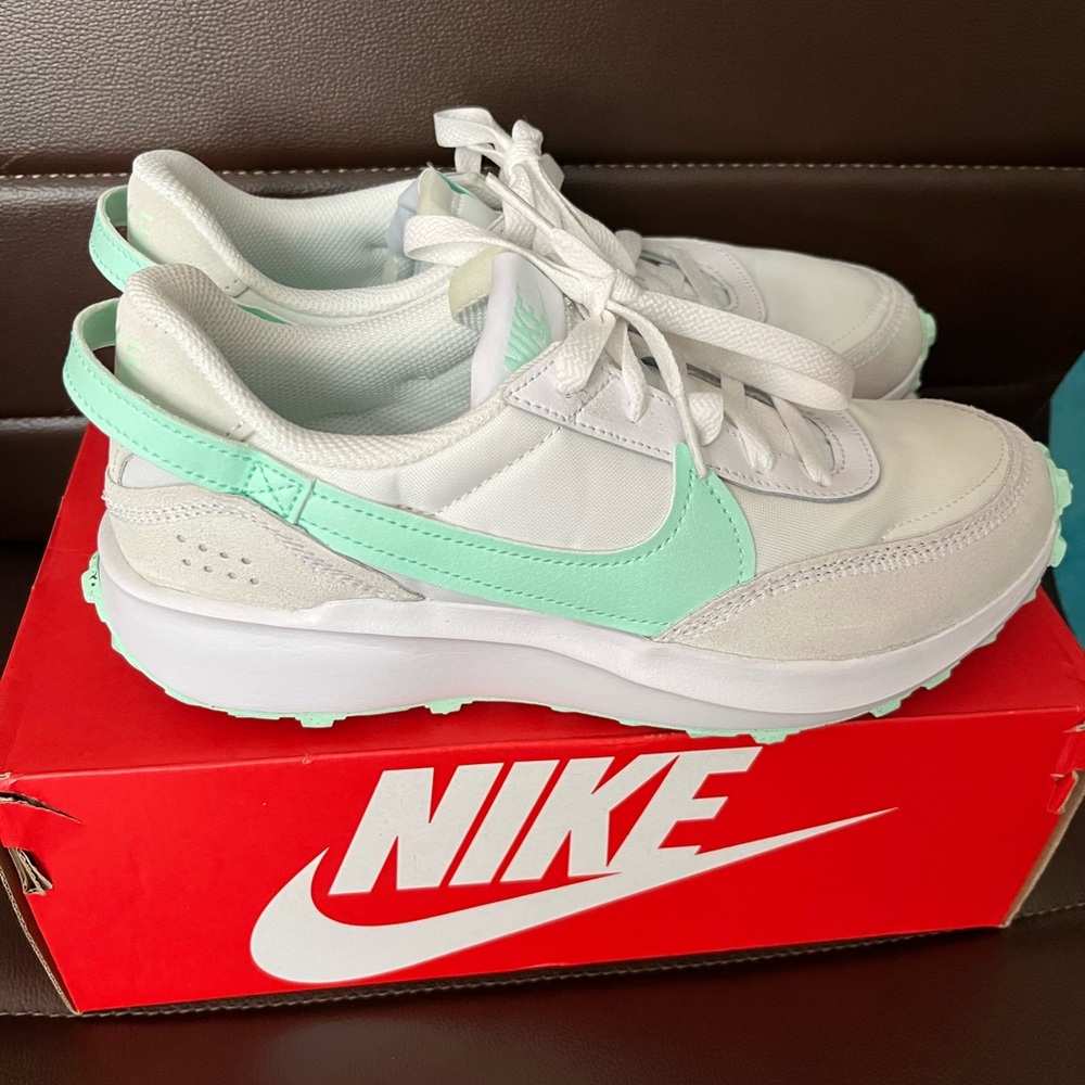 Nike Sneakers Waffle Debut in White & Mint Green Foam